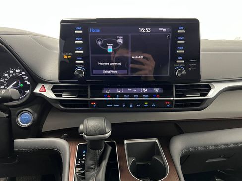 Used 2022 Toyota Sienna XLE image 18