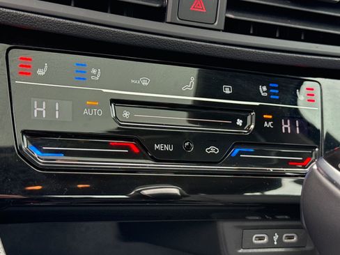 Certified 2025 Volkswagen Jetta SEL image 26