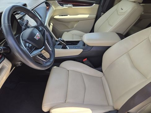 Used 2017 Cadillac XT5 Luxury w/ Driver Awareness Package FWD image 8