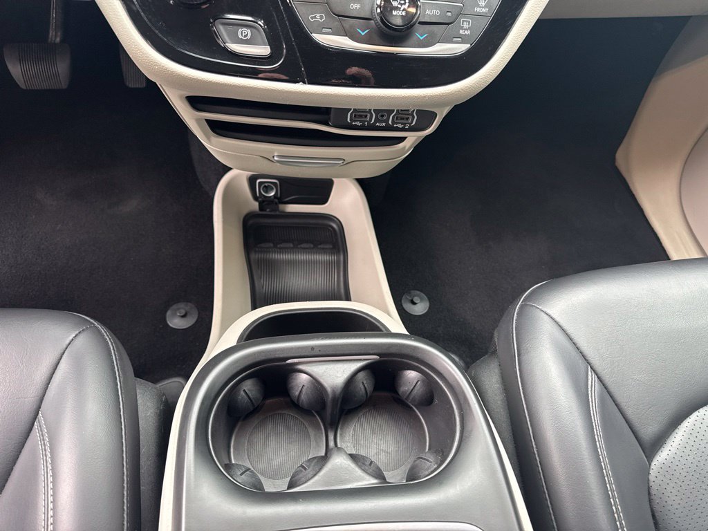 Used 2023 Chrysler Pacifica Touring-L FWD image 11