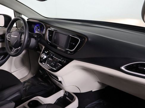 Used 2023 Chrysler Voyager LX image 24