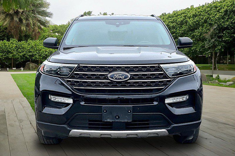 Used 2021 Ford Explorer XLT w/ Equipment Group 202A AWD/4WD image 2