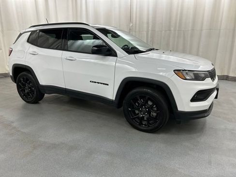 Used 2025 Jeep Compass Latitude w/ Convenience Group AWD/4WD image 1