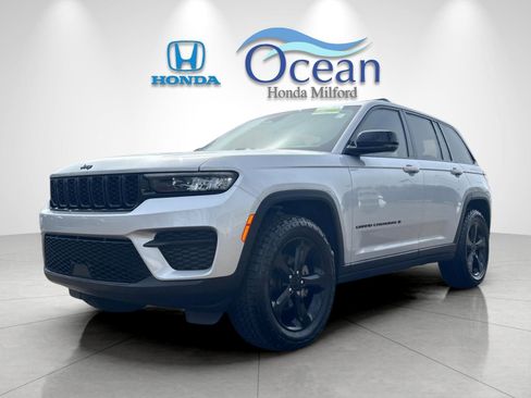 Used 2022 Jeep Grand Cherokee Altitude AWD/4WD image 7