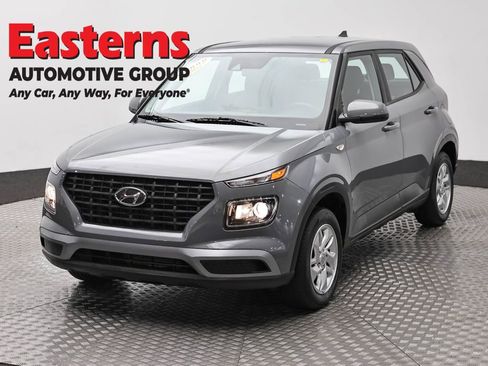 Used 2022 Hyundai Venue SE FWD image 1