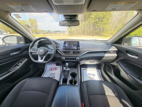 Used 2025 Nissan Altima 2.5 SV image 14