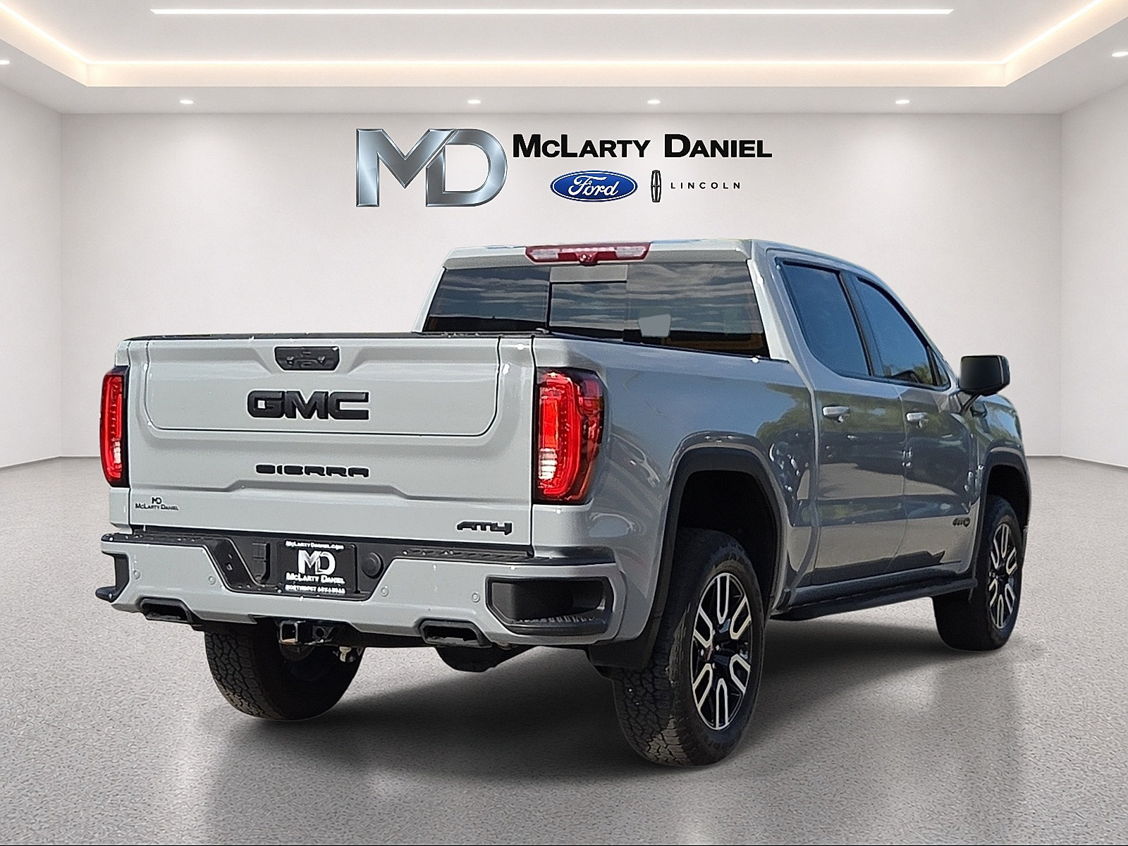 Used 2025 GMC Sierra 1500 AT4 w/ AT4 Premium Package AWD/4WD image 5