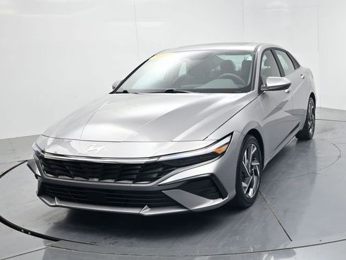 Used 2025 Hyundai Elantra SEL FWD image 3