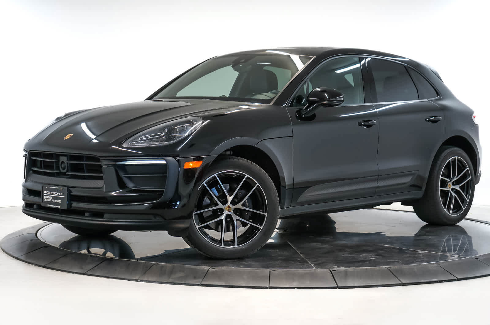 Certified 2024 Porsche Macan AWD/4WD image 1
