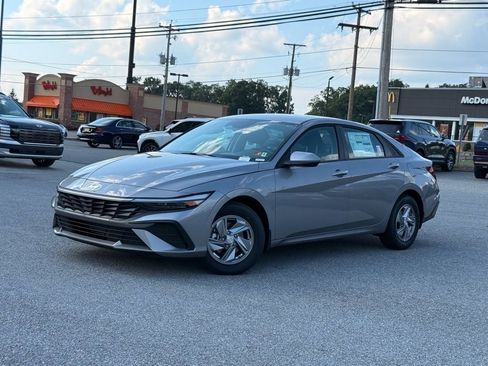 Used 2025 Hyundai Elantra SE FWD image 2