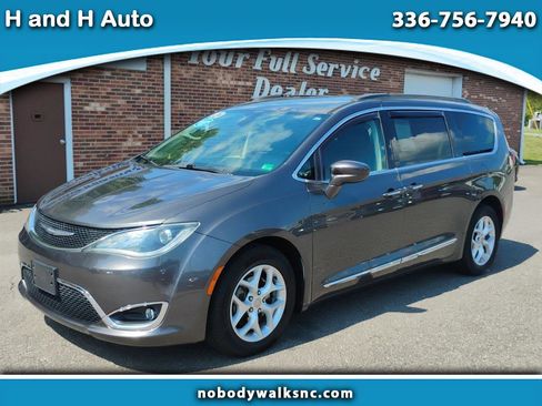 Used 2017 Chrysler Pacifica Touring-L w/ Tire & Wheel Group FWD image 1