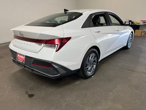 Used 2024 Hyundai Elantra SEL FWD image 3