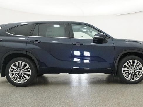 New 2026 Toyota Highlander Platinum image 9