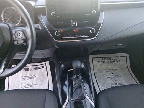 Used 2022 Toyota Corolla LE image 11