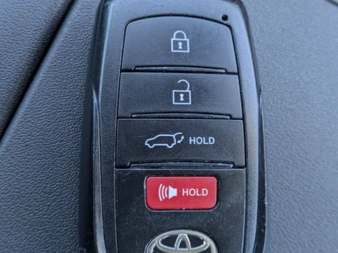 Used 2024 Toyota Highlander XLE FWD image 33