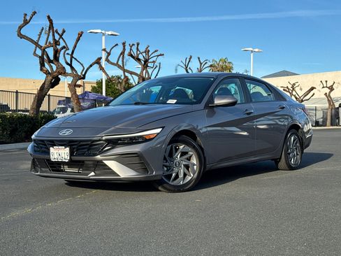 Used 2024 Hyundai Elantra SEL image 2