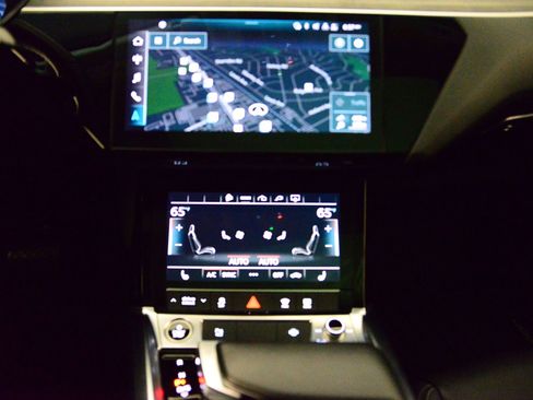 Used 2022 Audi e-tron Premium w/ Convenience Plus Package image 30