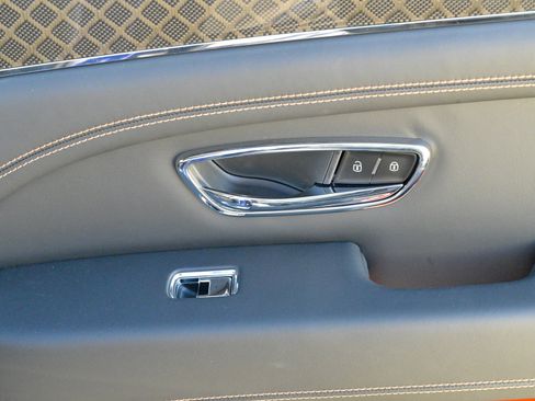 Used 2025 Bentley Bentayga image 59