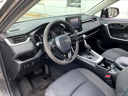 Used 2021 Toyota RAV4 LE image 8