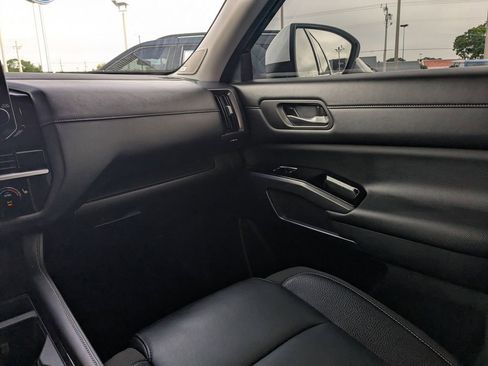 Used 2025 Nissan Pathfinder SL w/ SL Premium Package FWD image 17
