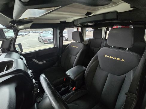 Used 2013 Jeep Wrangler Unlimited Sahara w/ Connectivity Group image 13