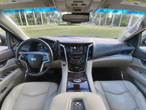 Used 2016 Cadillac Escalade Luxury AWD/4WD image 8