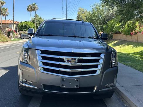 Used 2019 Cadillac Escalade ESV Luxury AWD/4WD image 3