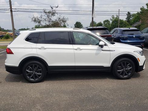 Used 2024 Volkswagen Tiguan SE AWD/4WD image 2