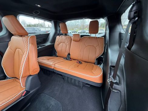 Used 2024 Chrysler Pacifica Pinnacle image 36