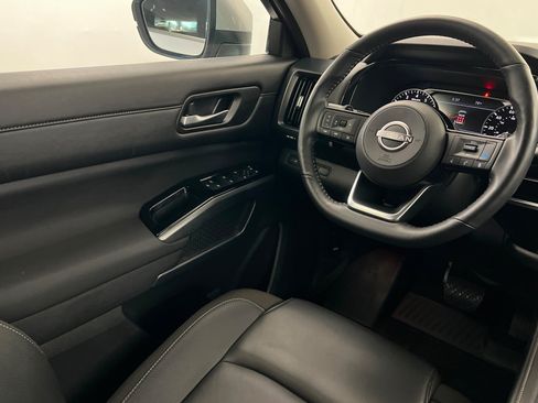 Used 2025 Nissan Pathfinder SL FWD image 12