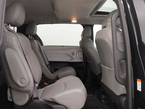 Used 2025 Toyota Sienna XLE image 12