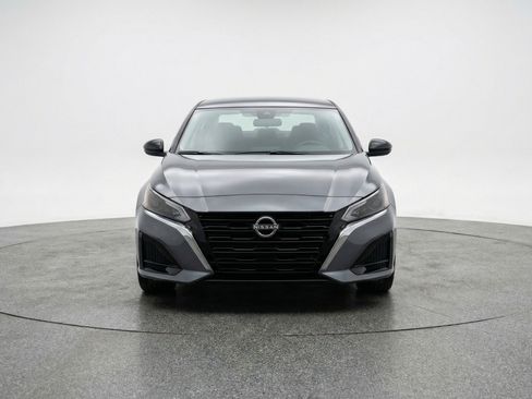 Used 2025 Nissan Altima 2.5 SV FWD image 2