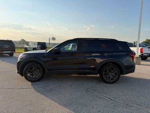 Used 2025 Ford Explorer ST-Line w/ ST-Line Street Pack AWD/4WD image 9