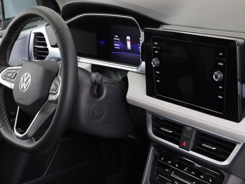 New 2026 Volkswagen Taos SE image 19