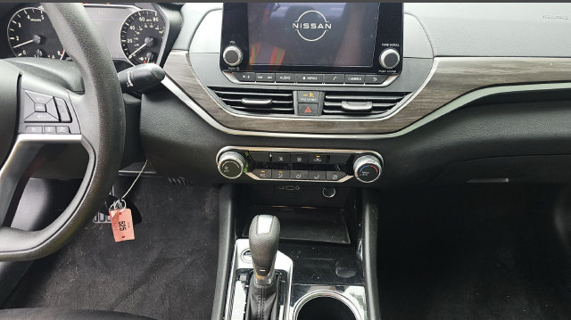 Used 2024 Nissan Altima 2.5 SV FWD image 13