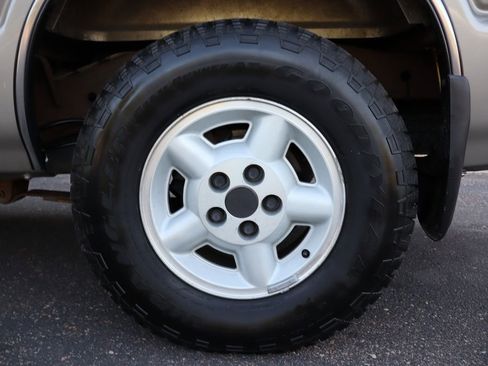 Used 2001 Chevrolet S10 Pickup LS w/ Preferred Equipment Group image 33