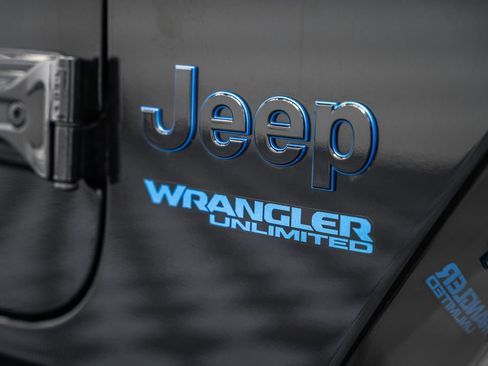 Used 2022 Jeep Wrangler Unlimited Sahara AWD/4WD image 17