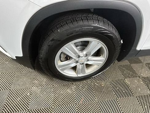 Used 2020 Chevrolet Trax LT w/ LT Convenience Package FWD image 9