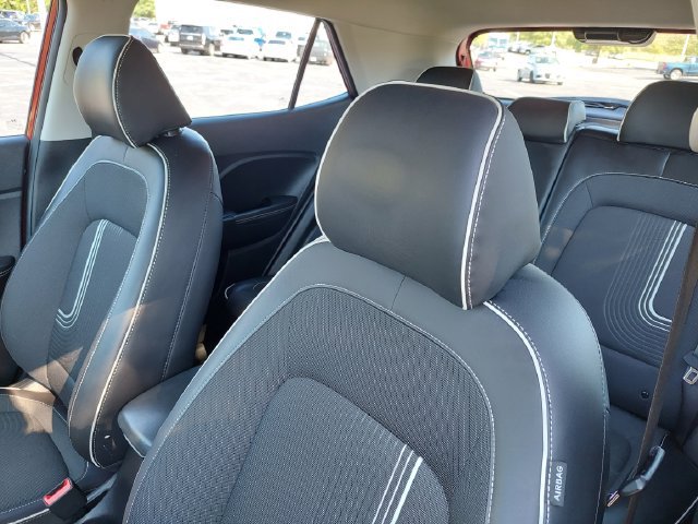 Used 2023 Hyundai Venue Limited w/ Cargo Package FWD image 6