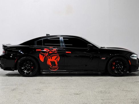 Used 2016 Dodge Charger SRT w/ Harman/Kardon Audio Group RWD image 5