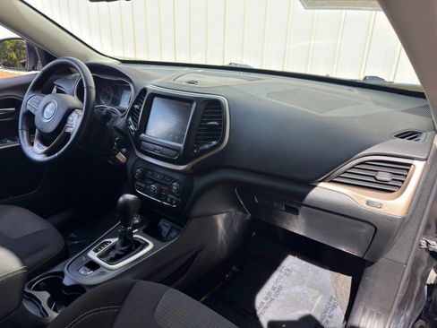Used 2016 Jeep Cherokee Latitude w/ Cold Weather Group AWD/4WD image 13
