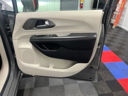 Used 2021 Chrysler Pacifica Touring-L FWD image 12