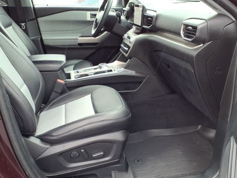 Certified 2022 Ford Explorer XLT w/ Equipment Group 202A AWD/4WD image 4