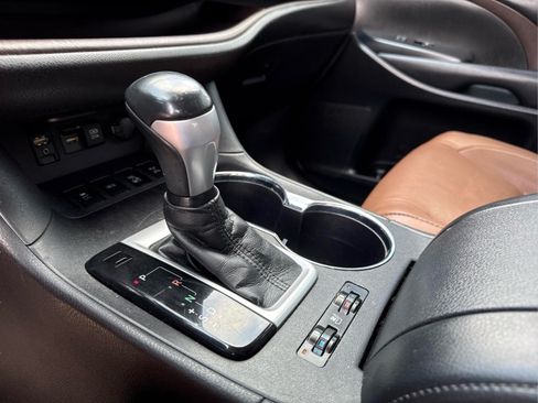Used 2018 Toyota Highlander Limited Platinum AWD/4WD image 26
