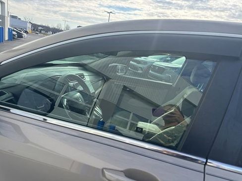 Used 2018 Honda CR-V EX image 9