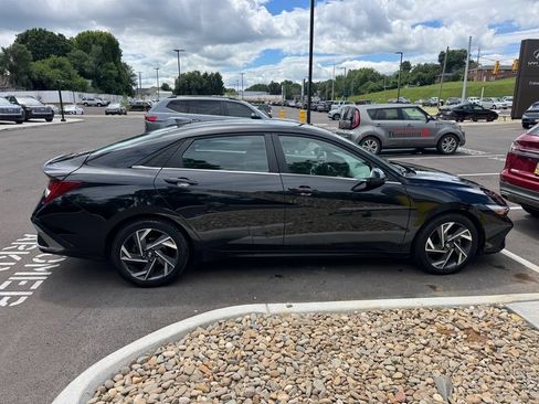 Used 2025 Hyundai Elantra SEL FWD image 15