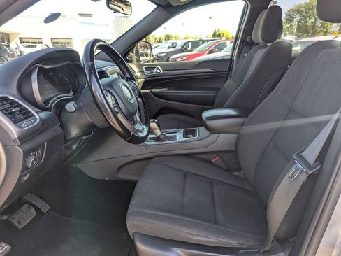 Used 2020 Jeep Grand Cherokee Laredo AWD/4WD image 25