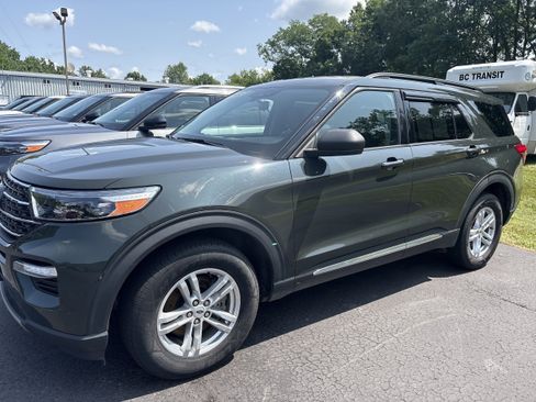 Used 2021 Ford Explorer XLT w/ Equipment Group 202A AWD/4WD image 3