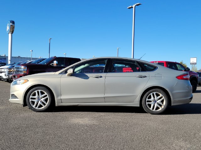 Used 2015 Ford Fusion SE FWD image 2