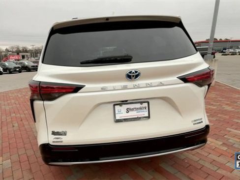 Used 2021 Toyota Sienna Limited image 8
